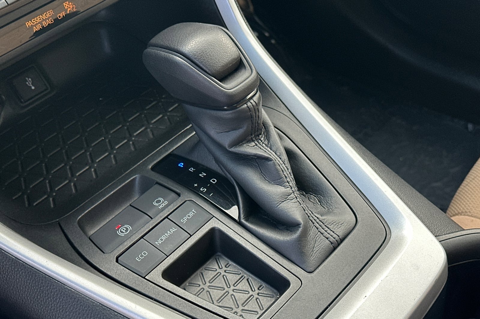 Used 2022 Toyota RAV4 XLE w/ Convenience Package image 28