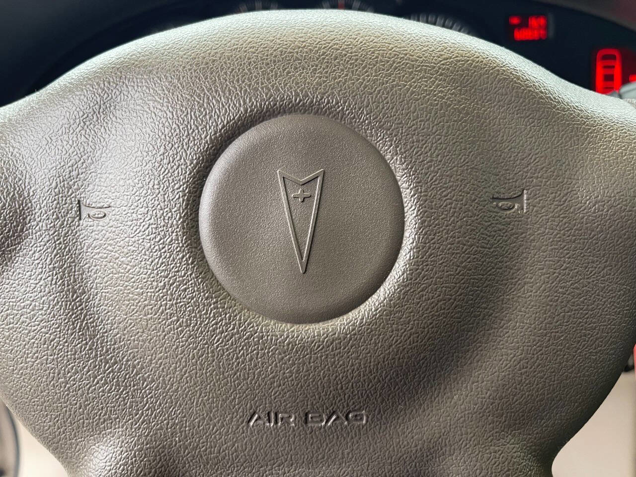 Used 2004 Pontiac Bonneville SLE image 19