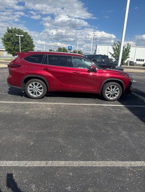 Used 2023 Toyota Highlander Limited AWD/4WD image 3