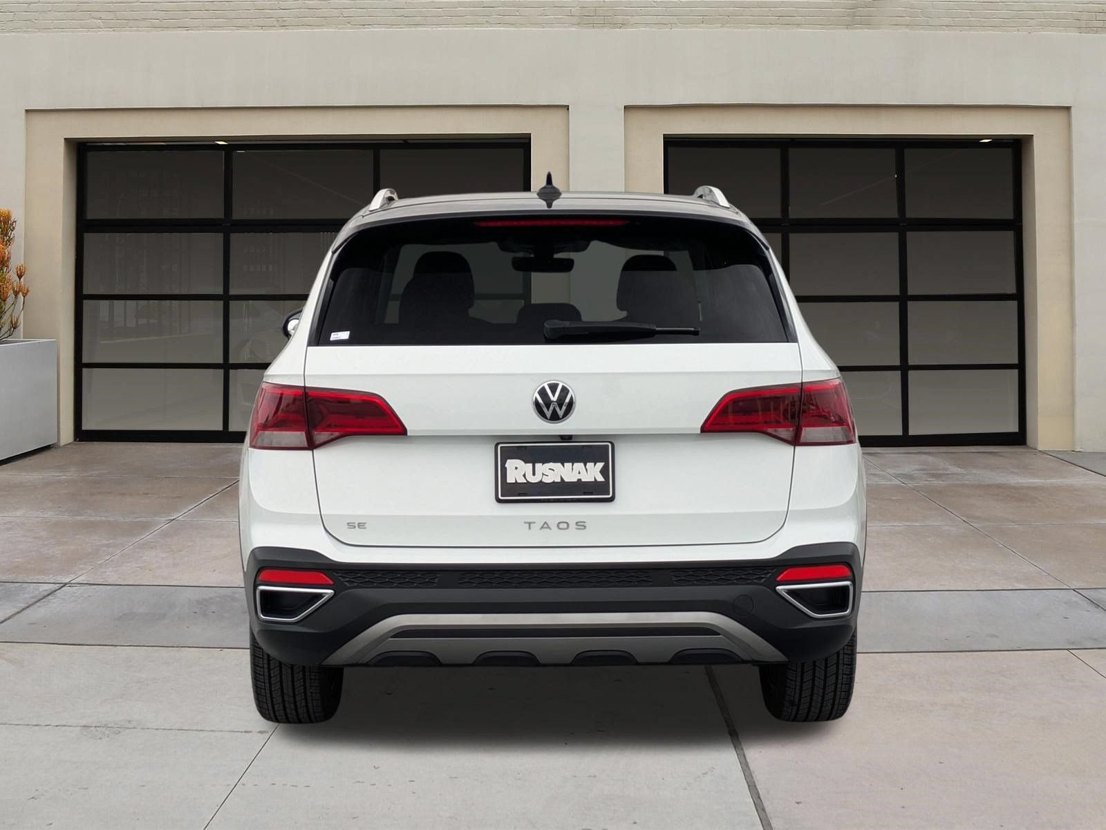 Used 2023 Volkswagen Taos SE w/ Panoramic Sunroof Package FWD image 5