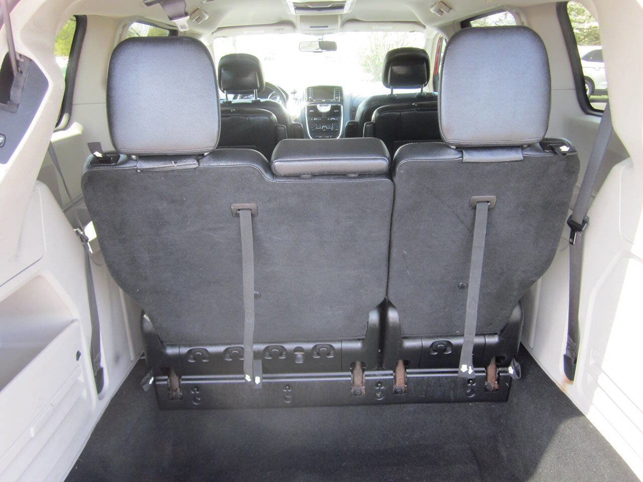 Used 2015 Chrysler Town & Country Touring FWD image 16