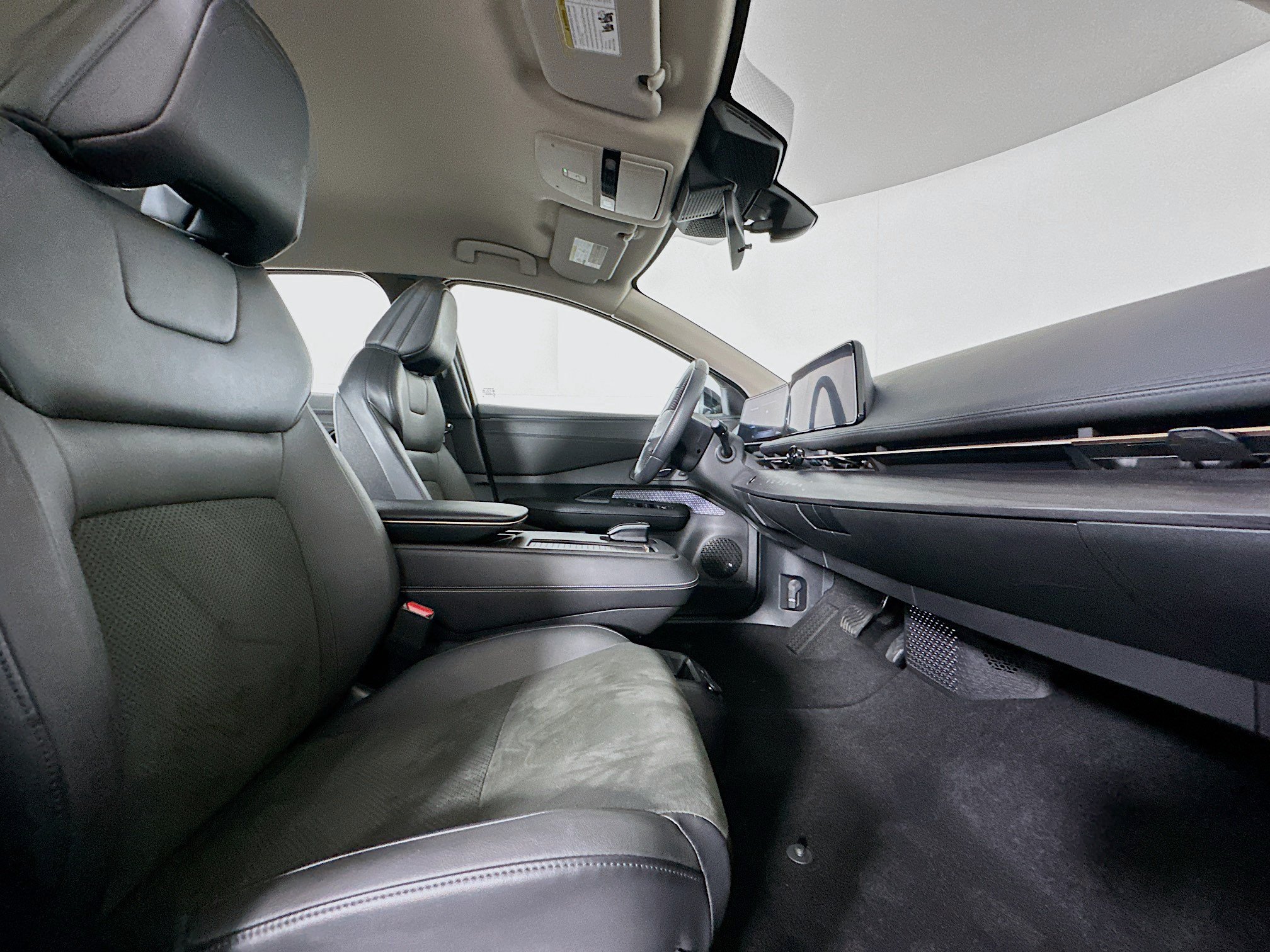 Used 2024 Nissan Ariya AWD image 31