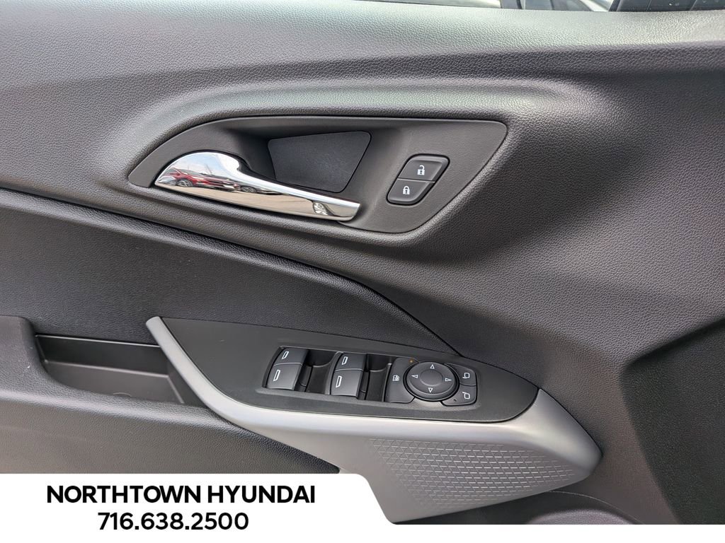 Used 2025 Chevrolet Trax LS image 28