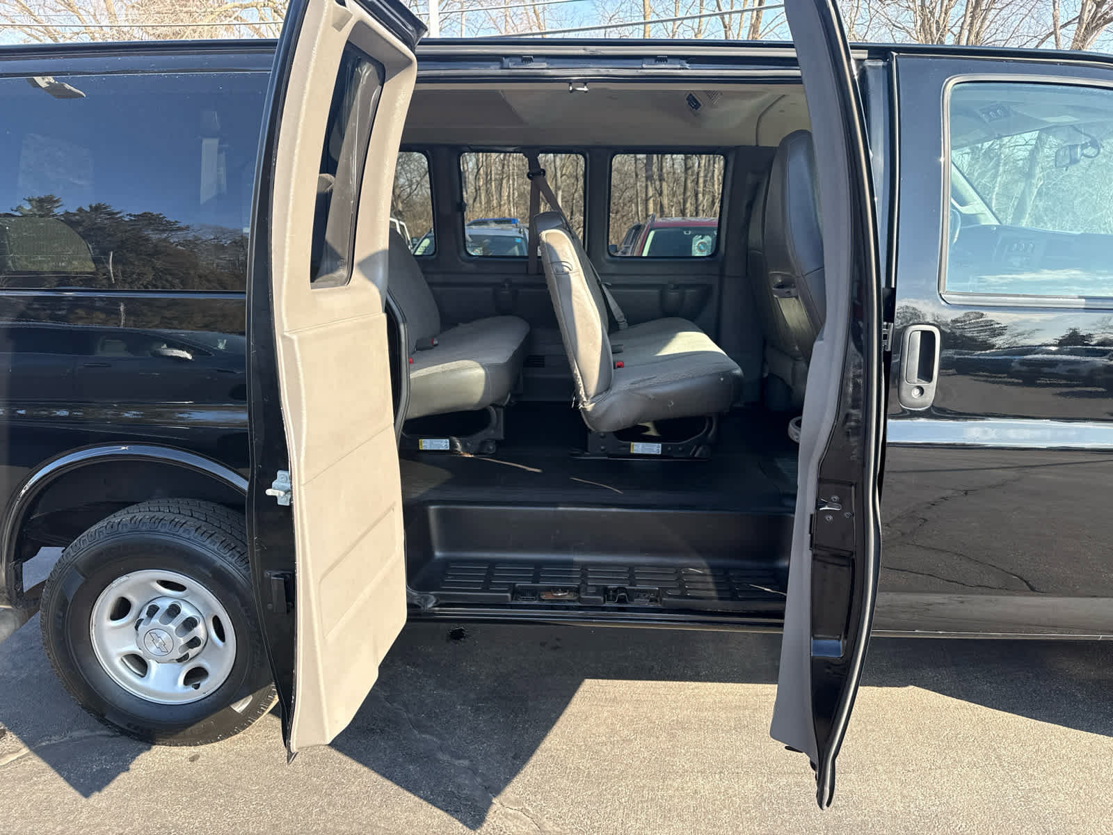 Used 2018 Chevrolet Express 2500 LS w/ Driver Convenience Package RWD image 13