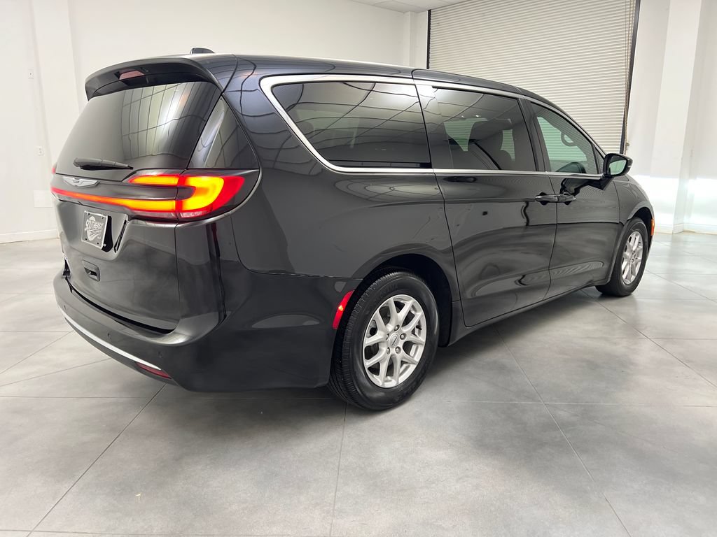 Used 2025 Chrysler Pacifica Select FWD image 9