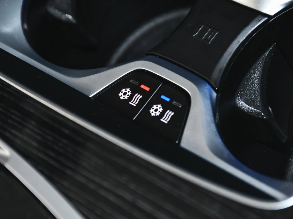 Used 2024 BMW X7 xDrive40i w/ Executive Package image 90