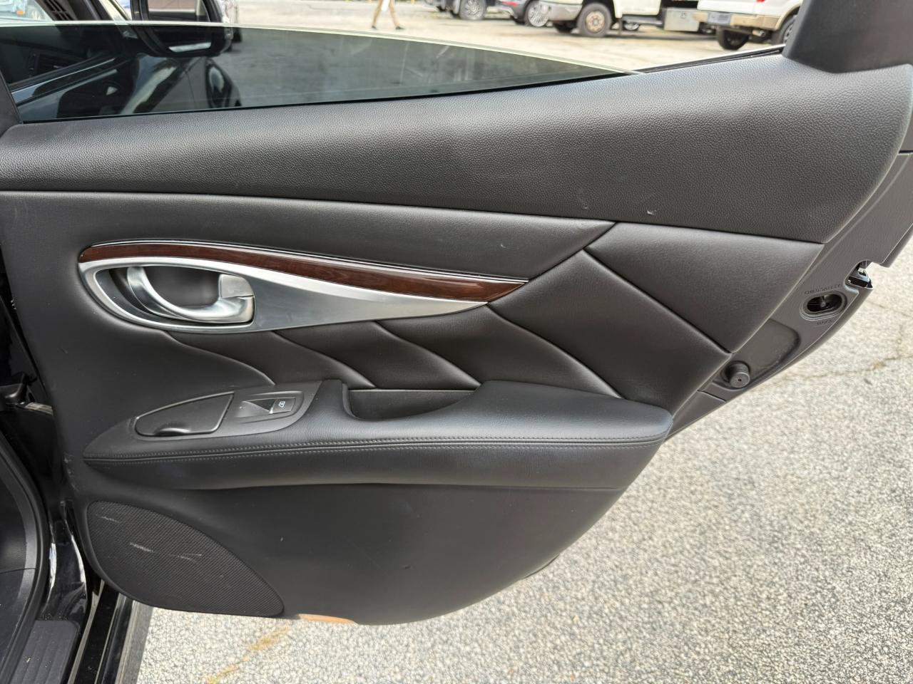 Used 2018 INFINITI Q70 Luxe RWD image 31