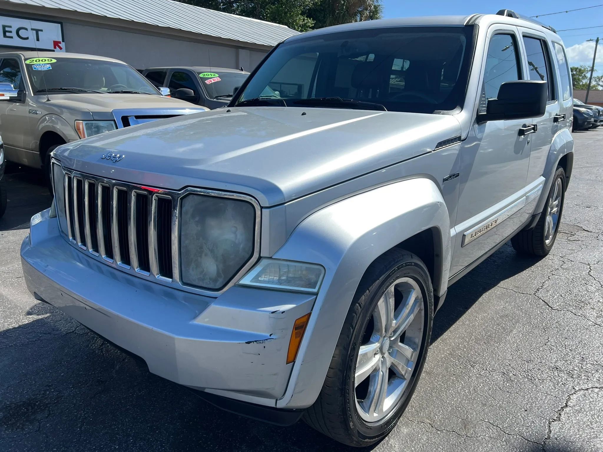 Used 2012 Jeep Liberty Limited Jet w/ Comfort/Convenience Group image 2