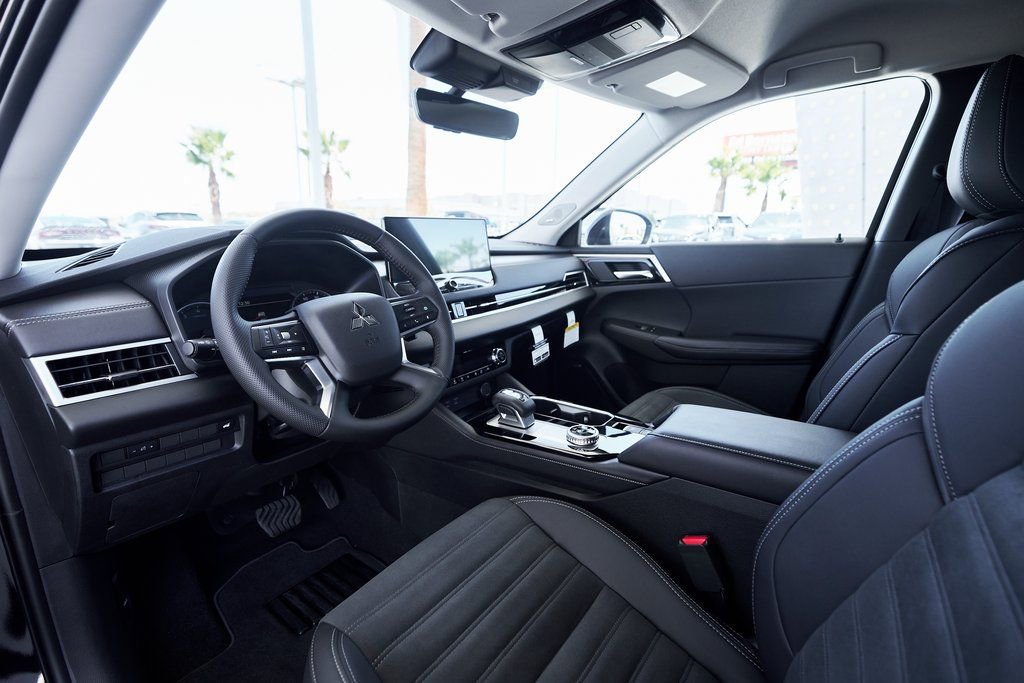 Used 2025 Mitsubishi Outlander SE image 2