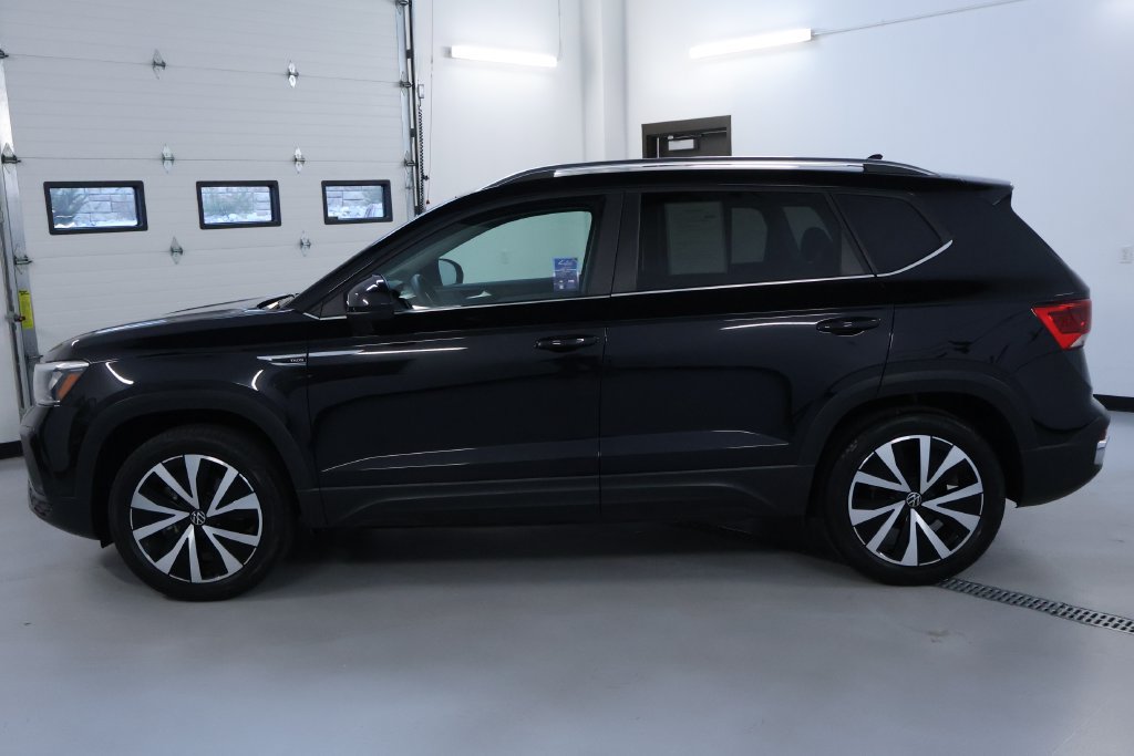 Used 2023 Volkswagen Taos SE w/ Panoramic Sunroof Package AWD/4WD image 5