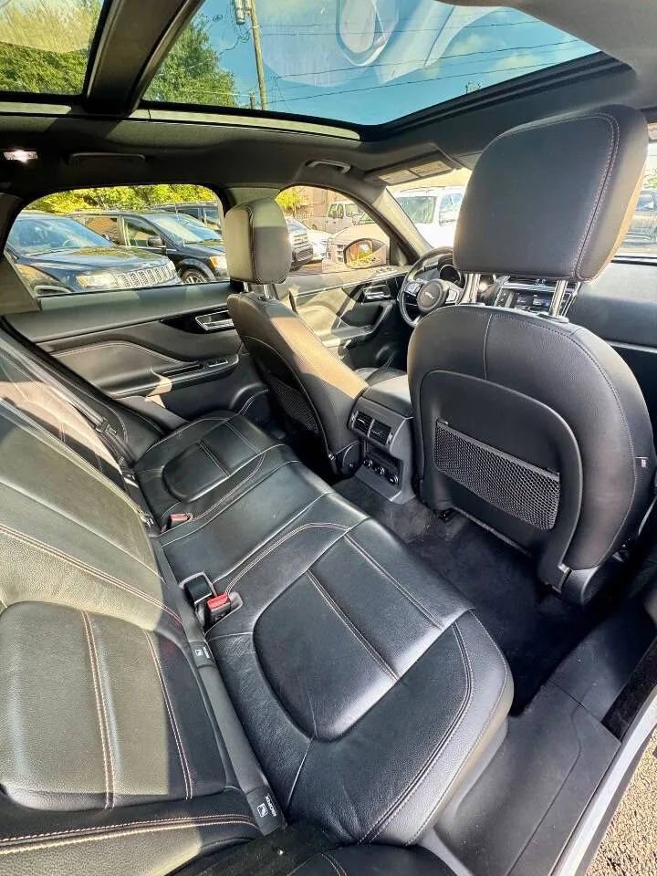 Used 2018 Jaguar F-PACE Prestige image 9