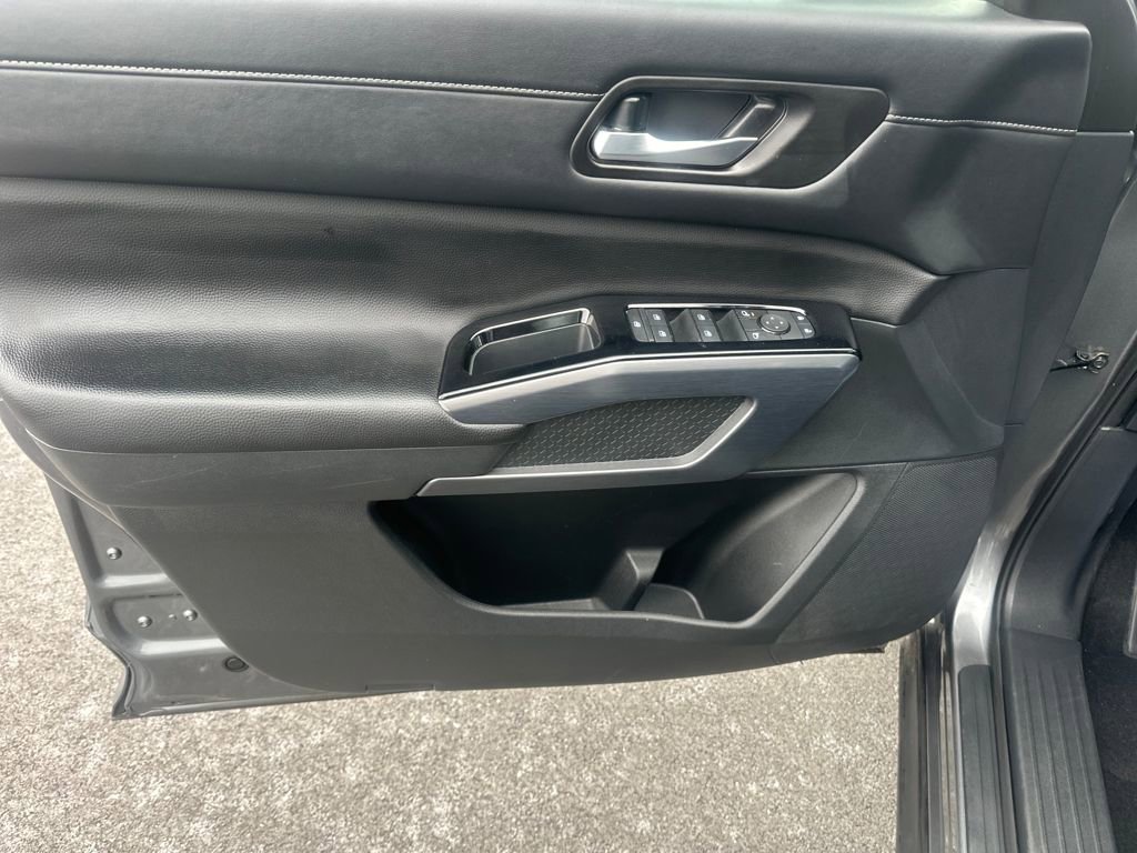 Used 2025 Nissan Pathfinder SL image 14