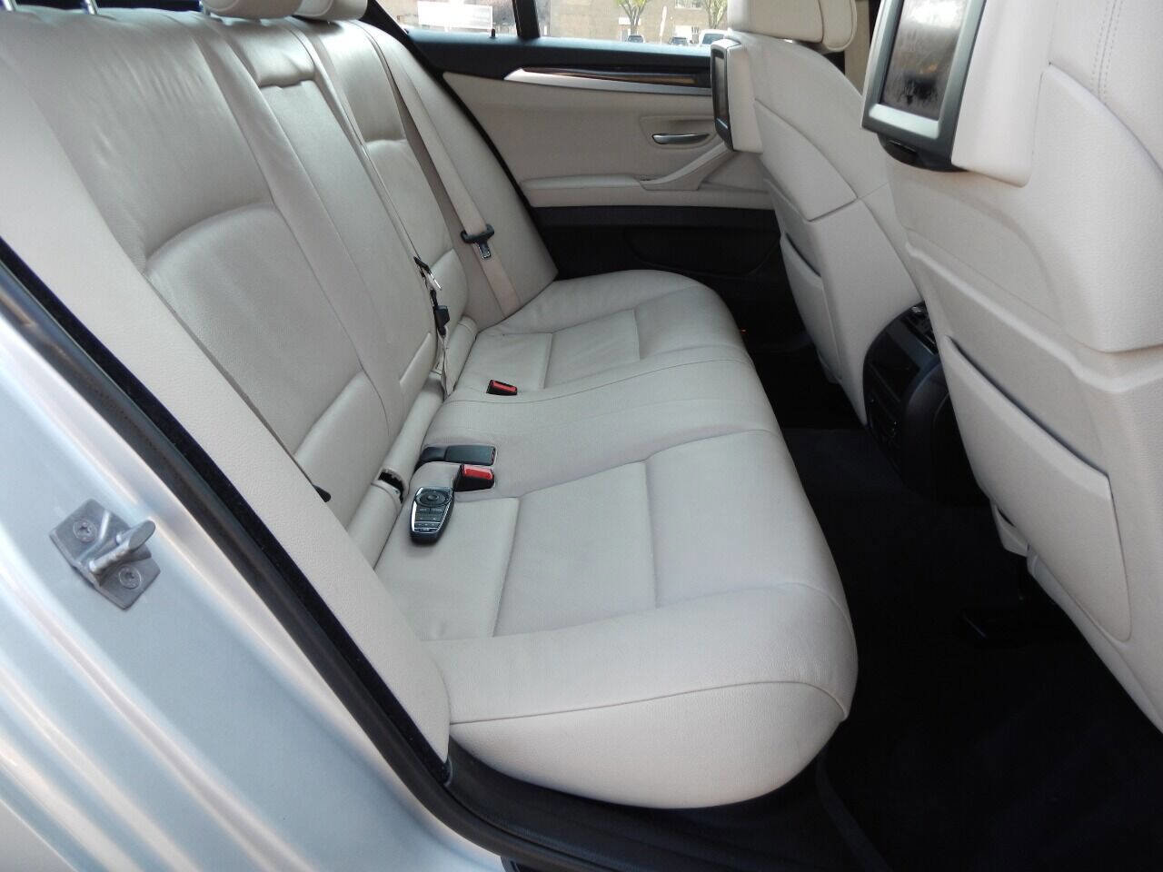 Used 2012 BMW 550i xDrive Sedan image 34