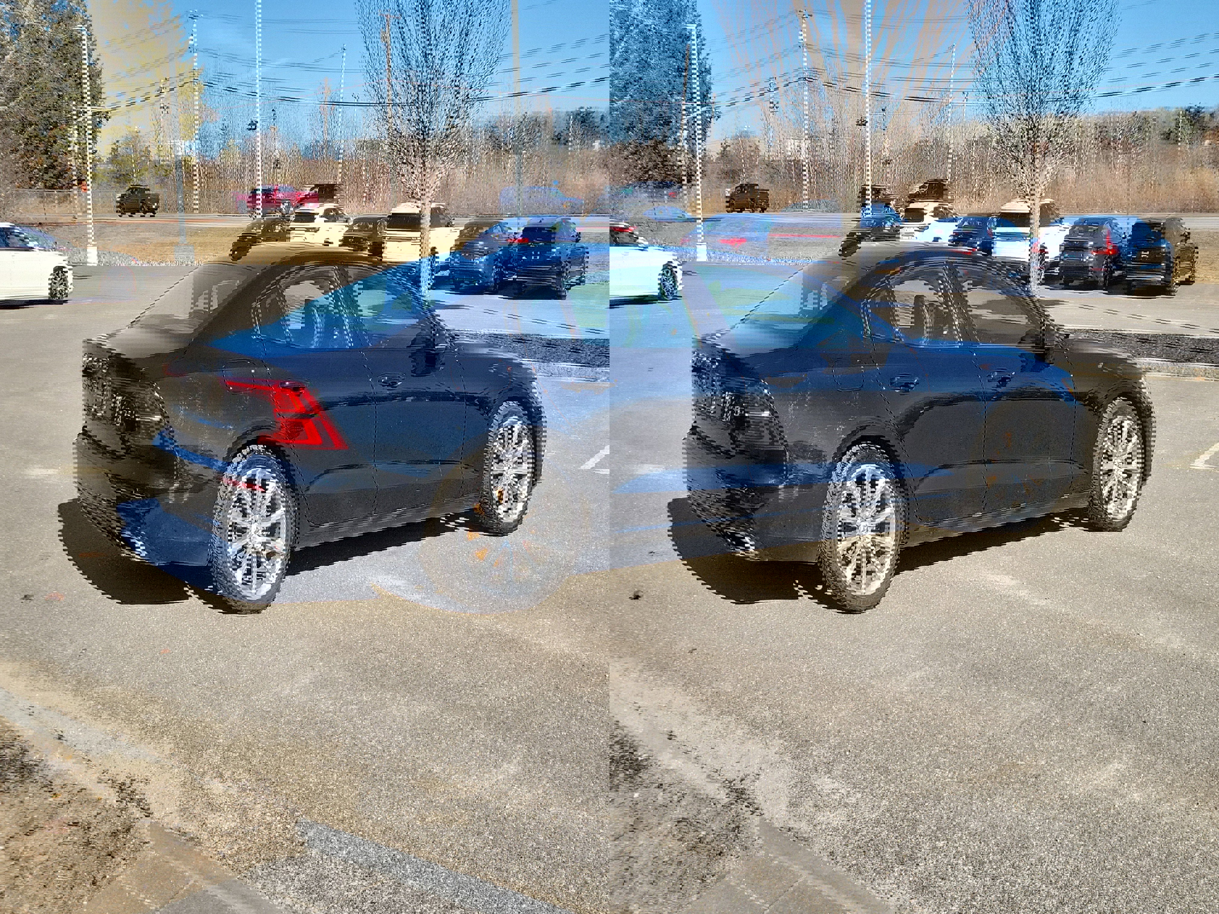 Used 2021 Volvo S60 T5 Momentum w/ Premium Package image 7