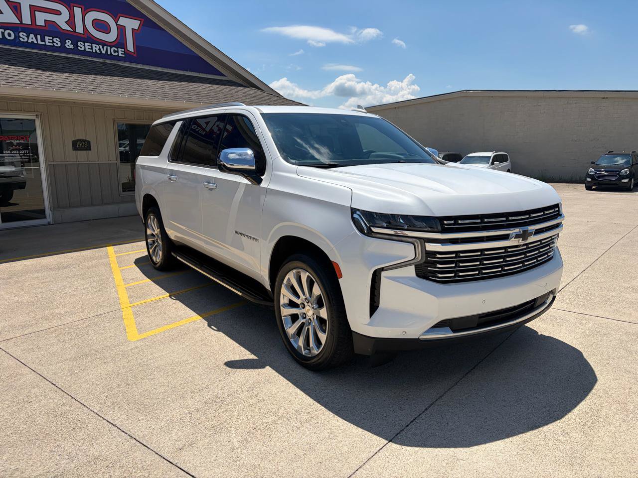 Used 2022 Chevrolet Suburban Premier w/ Premium Package AWD/4WD image 3