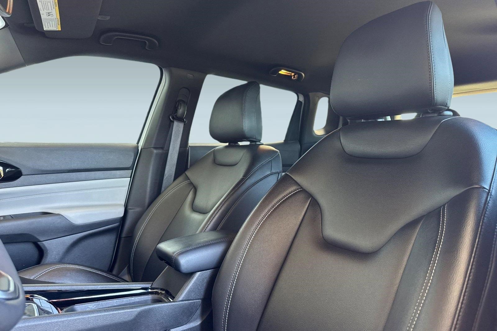 Used 2025 Jeep Compass Limited image 24