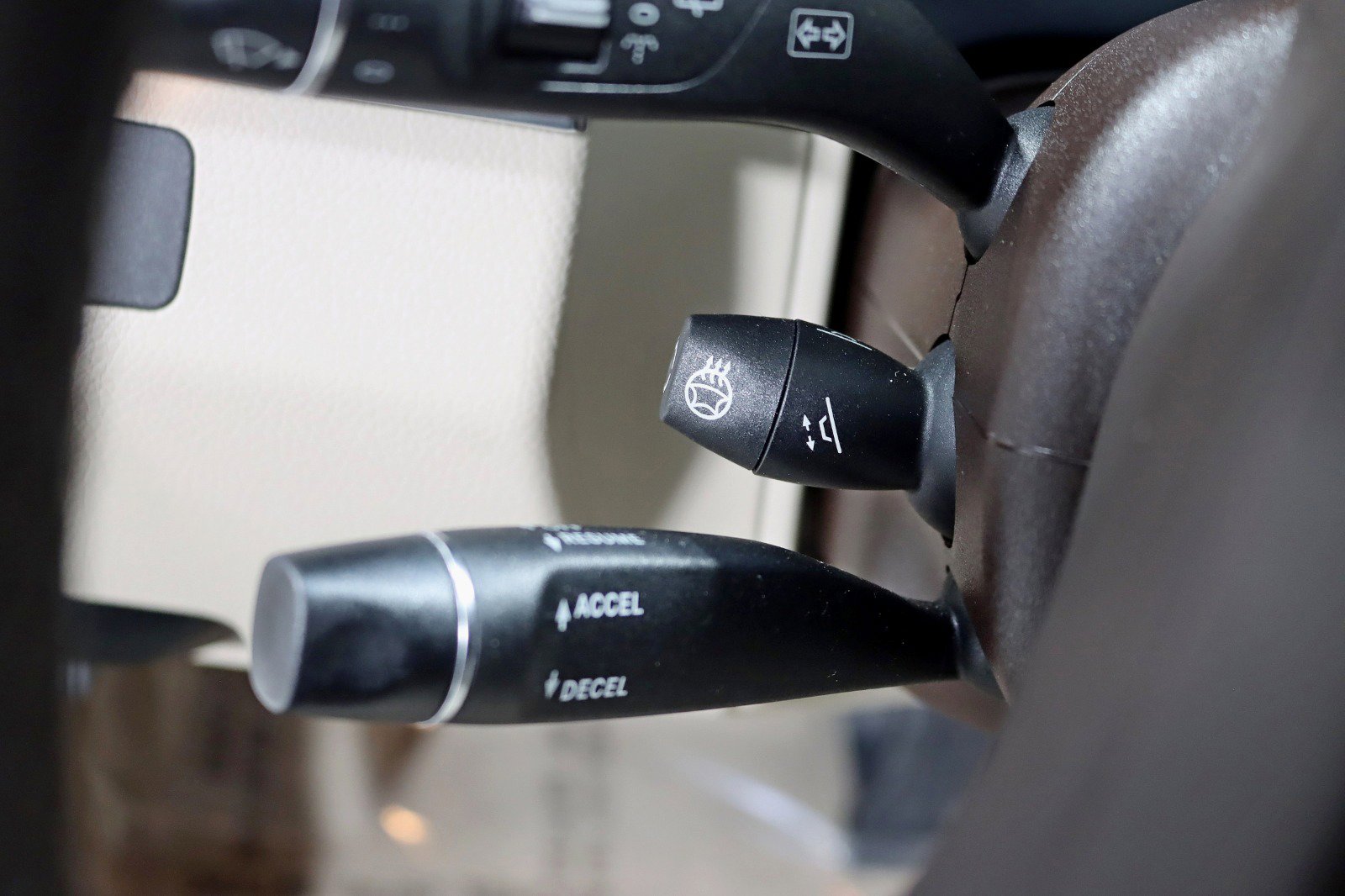 Used 2015 Mercedes-Benz E 350 E 350 4MATIC-Premium 1 Package w/ Premium 1 Package image 16