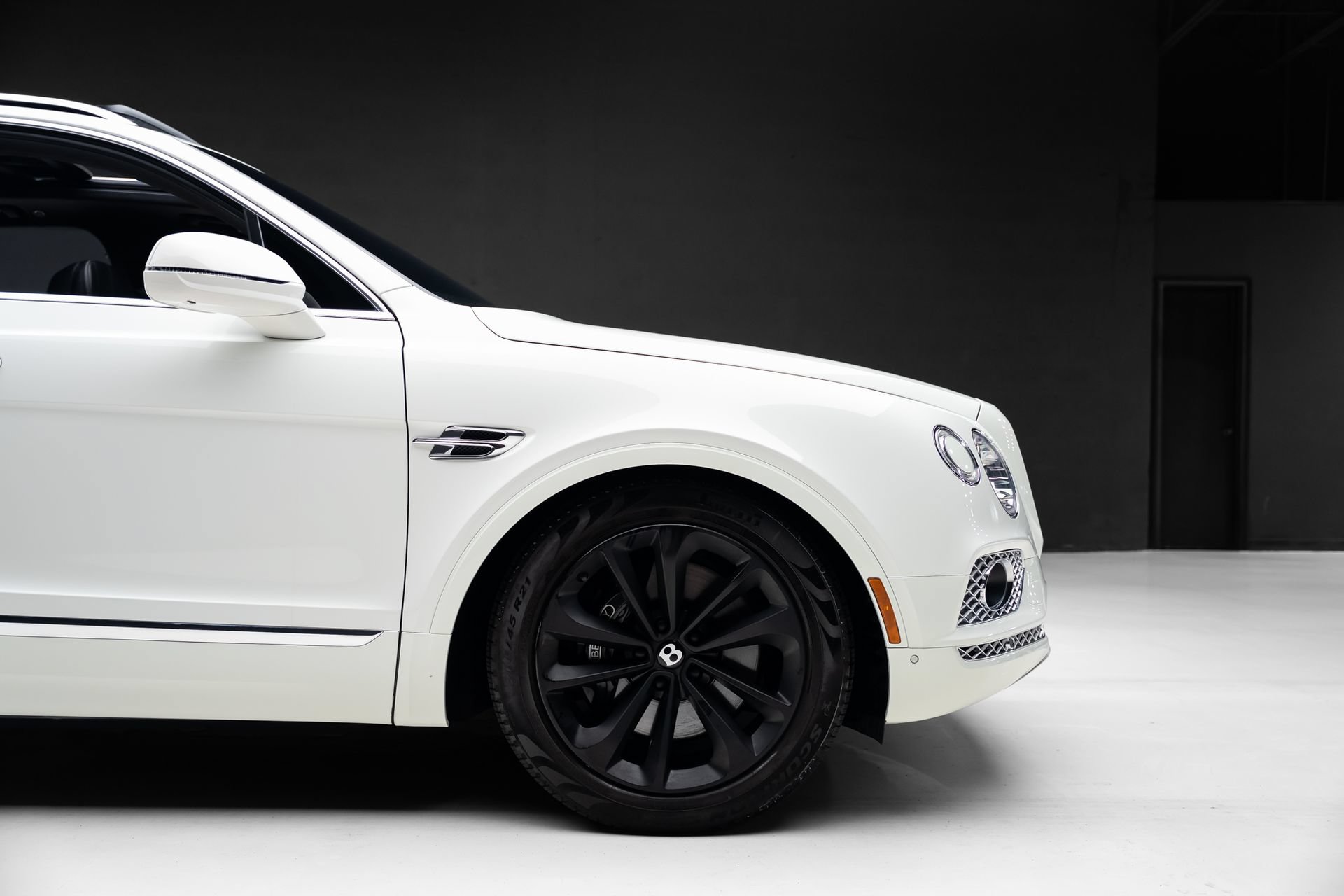 Used 2018 Bentley Bentayga AWD/4WD image 37