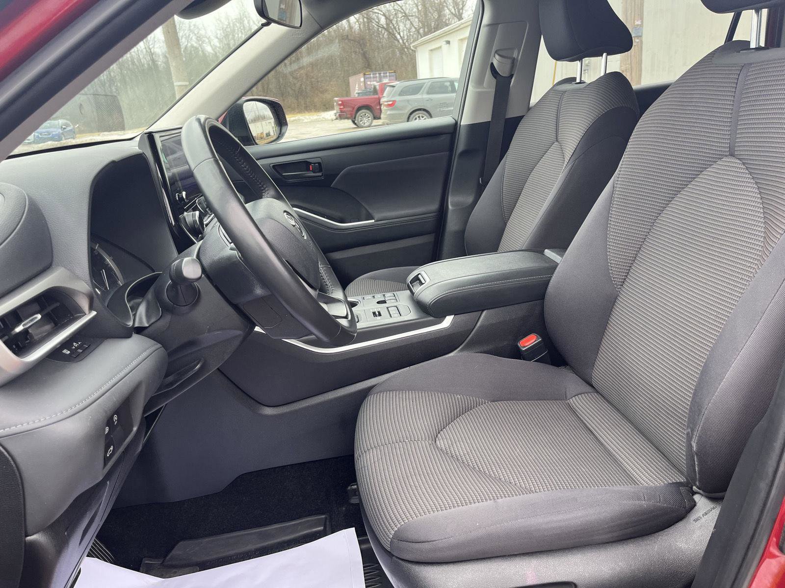 Used 2024 Toyota Highlander LE image 13