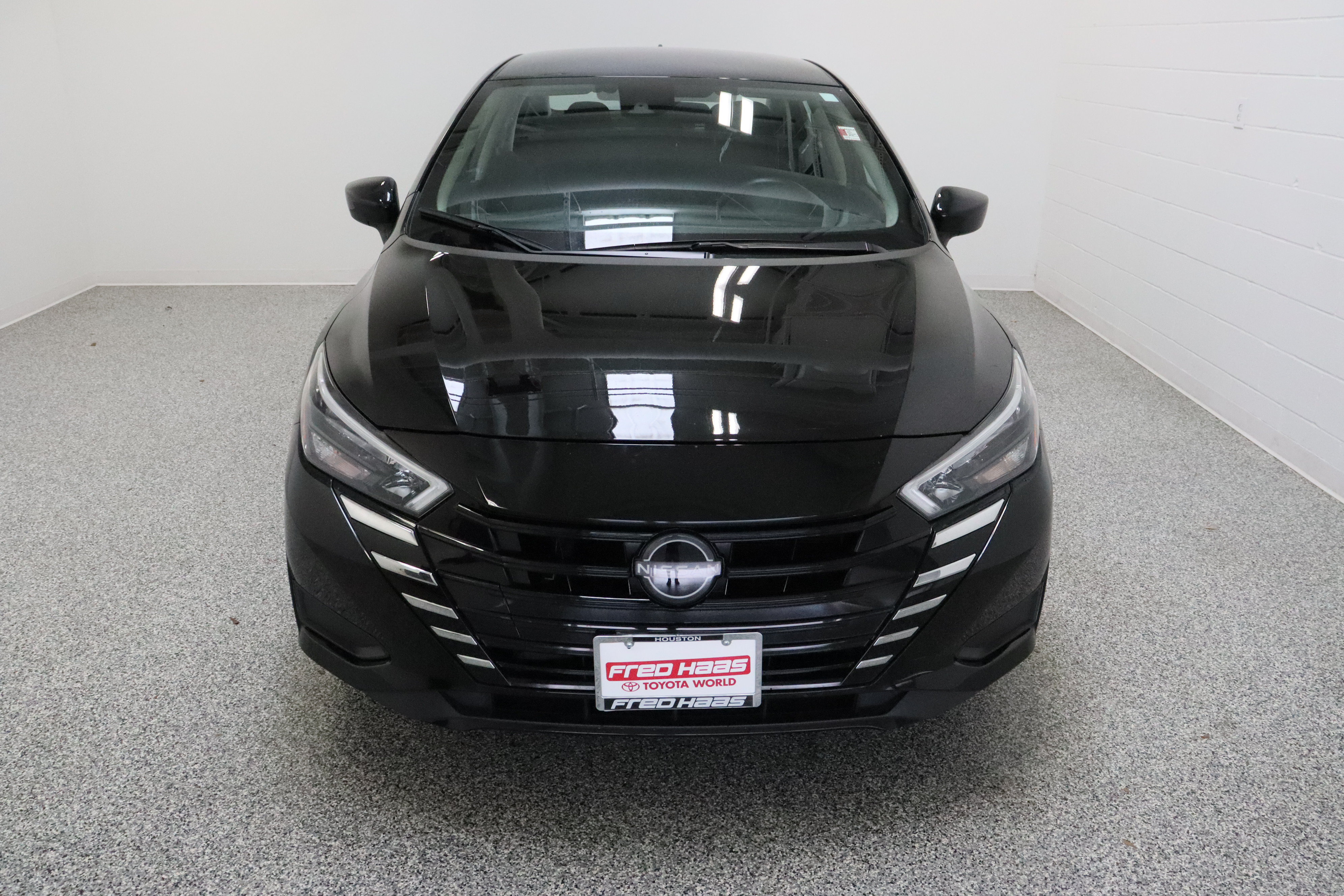 Used 2025 Nissan Versa SV FWD image 3