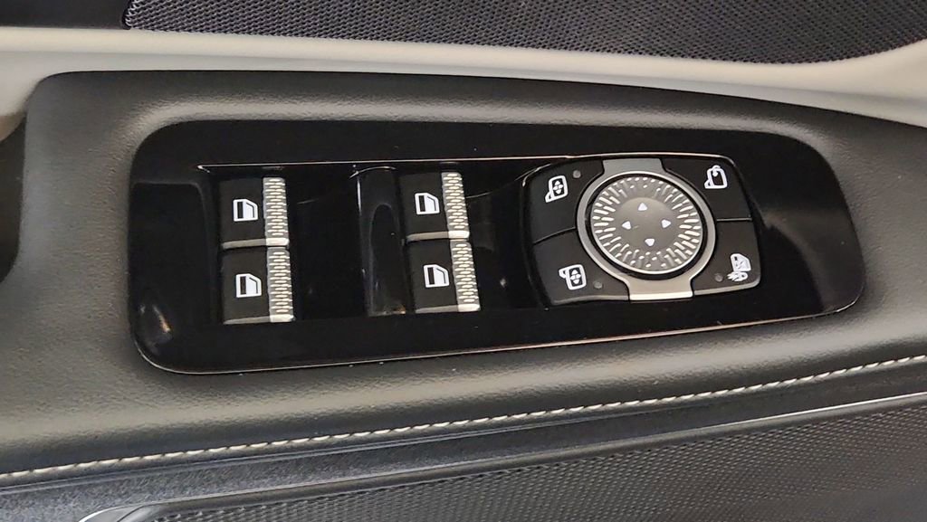 Used 2025 Lincoln Nautilus Premier image 17