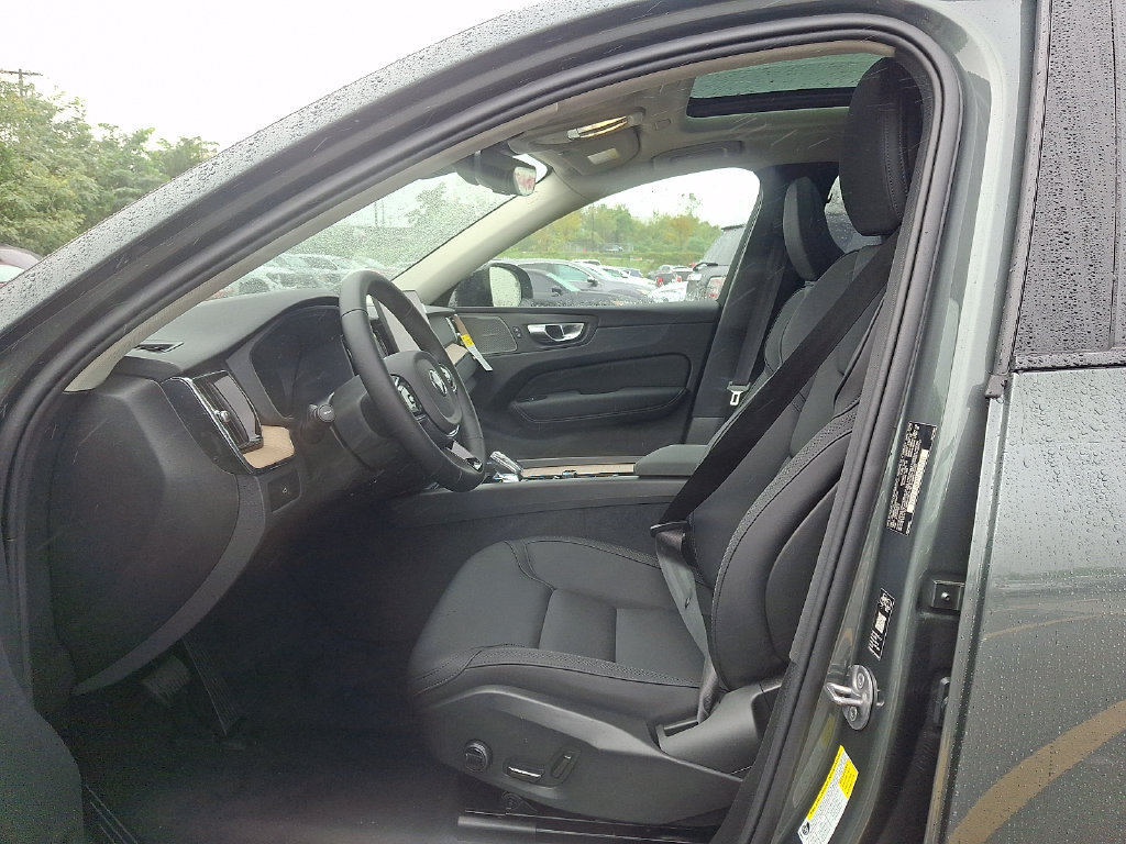 New 2027 Volvo XC60 B5 Plus AWD/4WD image 11