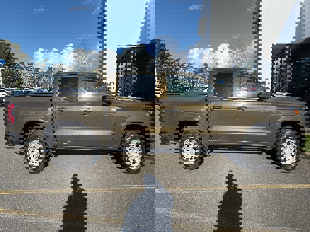 Used 2024 Chevrolet Colorado W/T image 2