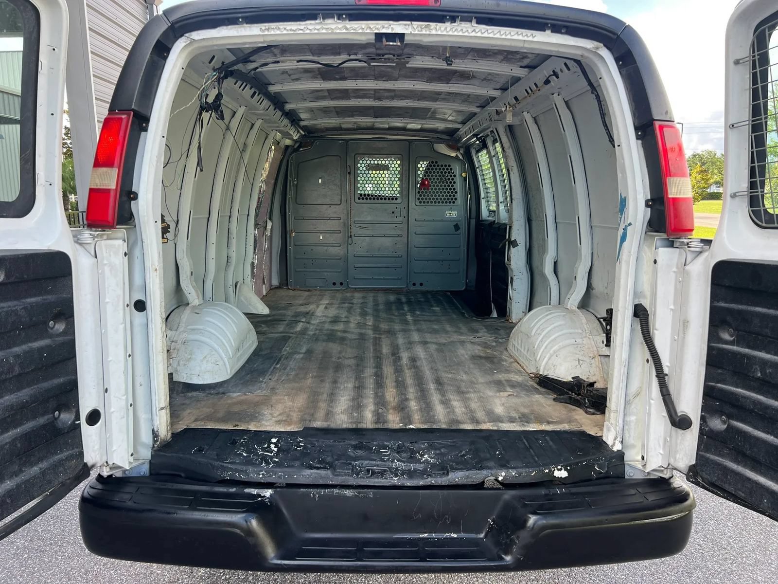 Used 2014 Chevrolet Express 2500 Extended RWD image 16