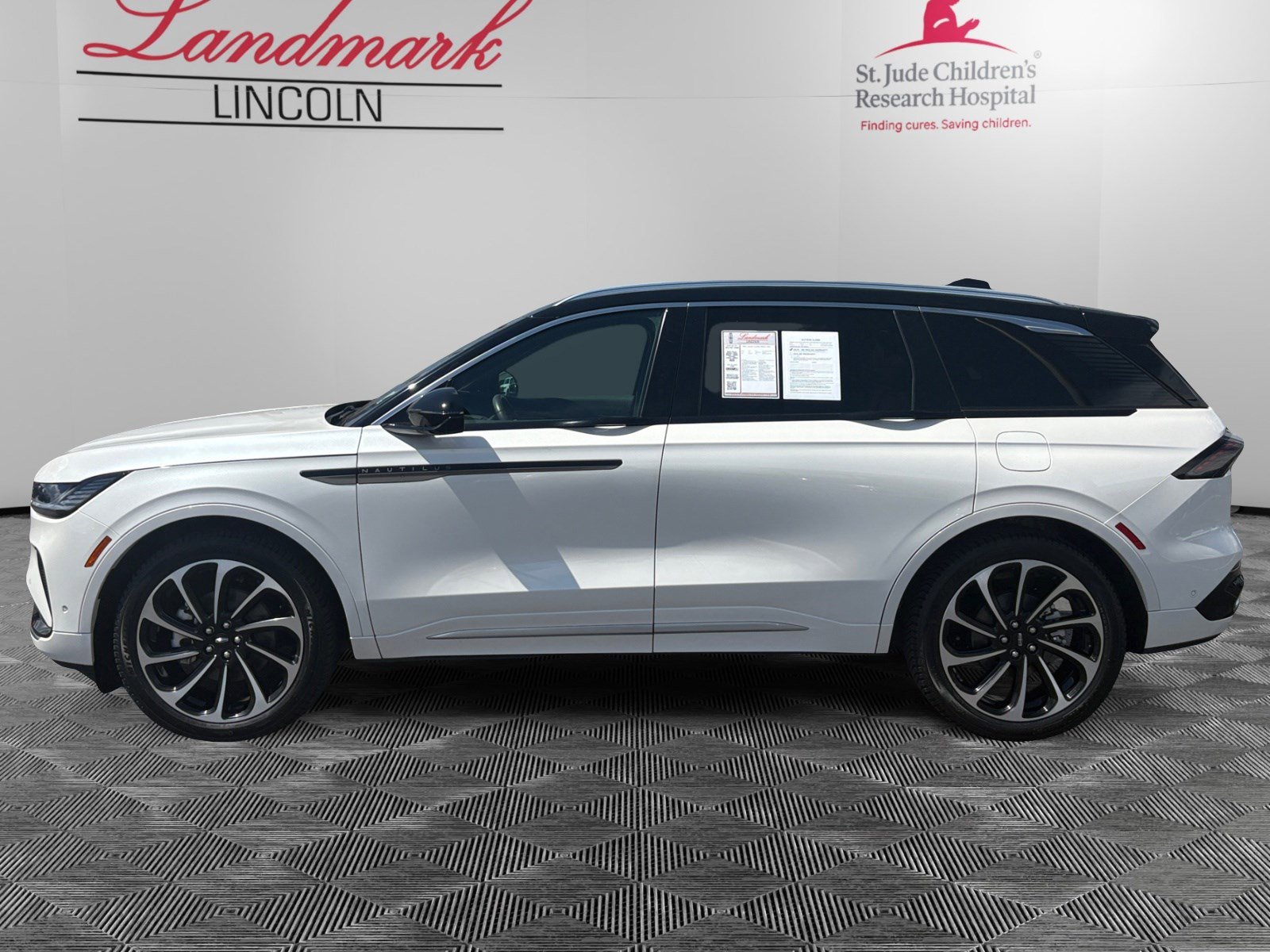 Certified 2024 Lincoln Nautilus Black Label AWD/4WD image 2