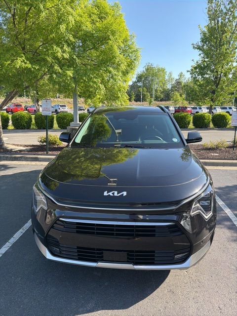 Used 2023 Kia Niro SX Touring image 2