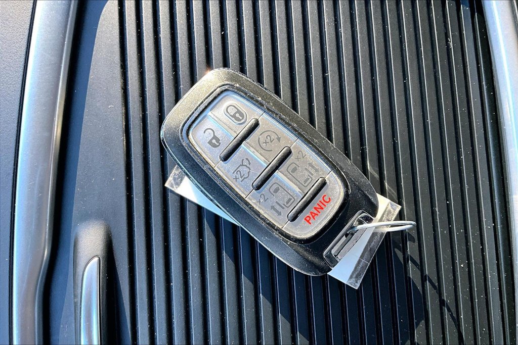 Used 2022 Chrysler Pacifica Touring-L FWD image 6
