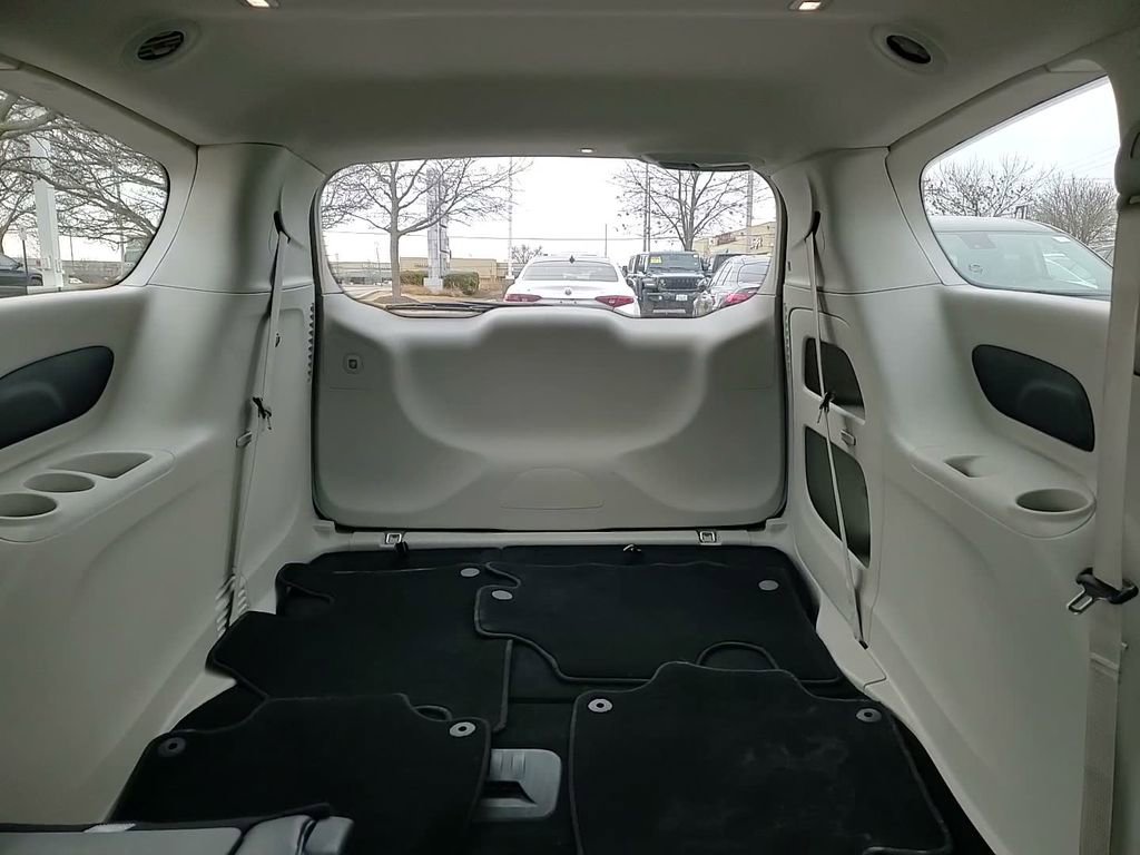 Used 2023 Chrysler Pacifica Touring-L image 31