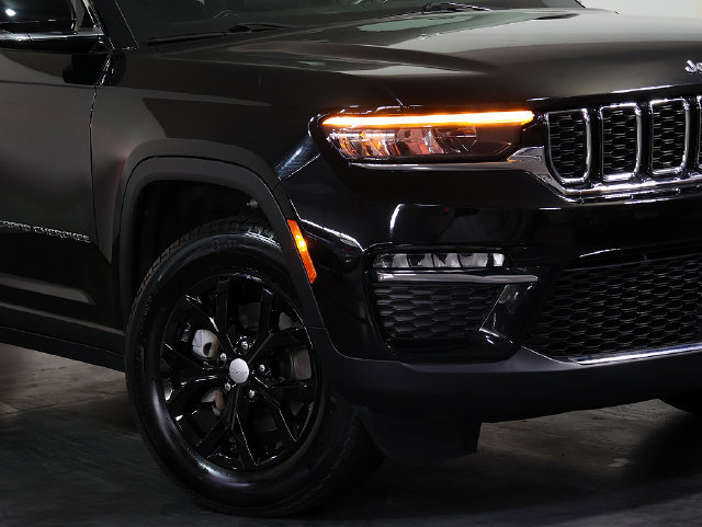 Used 2024 Jeep Grand Cherokee Limited AWD/4WD image 8