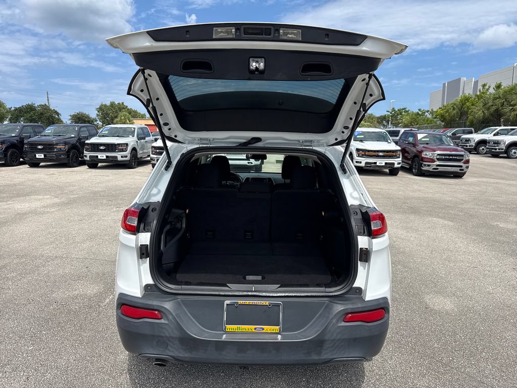 Used 2016 Jeep Cherokee Latitude FWD image 26