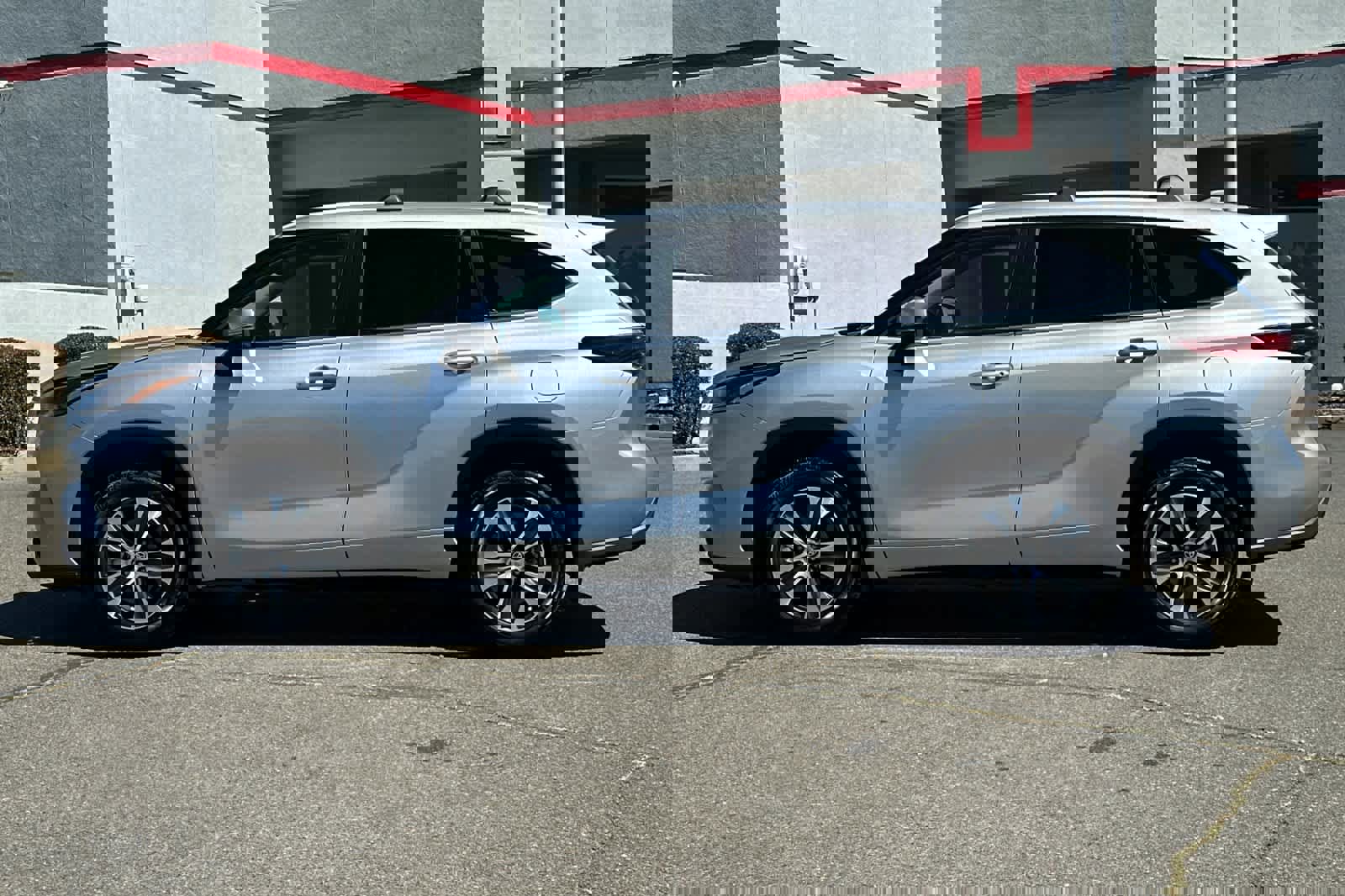 Used 2023 Toyota Highlander XLE image 9