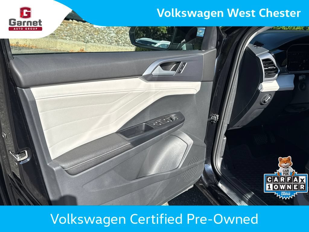 Certified 2025 Volkswagen Taos SEL AWD/4WD image 11