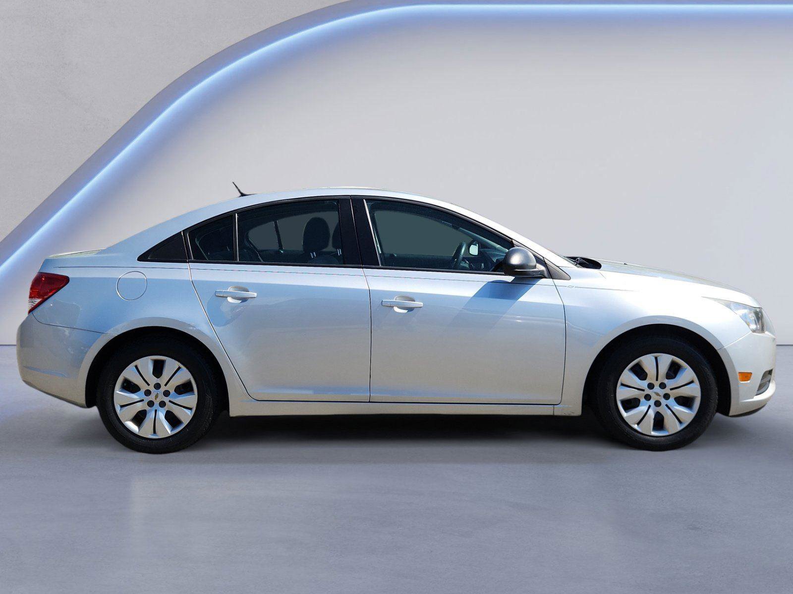 Used 2014 Chevrolet Cruze LS FWD image 2