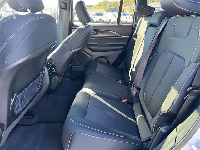 Used 2025 Jeep Grand Cherokee Laredo X image 13