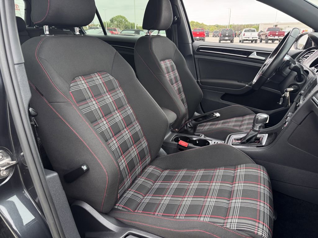 Used 2017 Volkswagen Golf S image 24