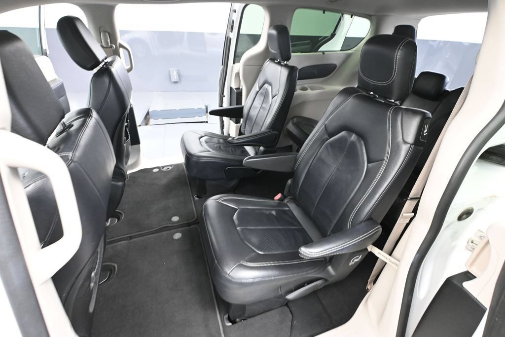 Used 2022 Chrysler Pacifica Touring-L FWD image 36