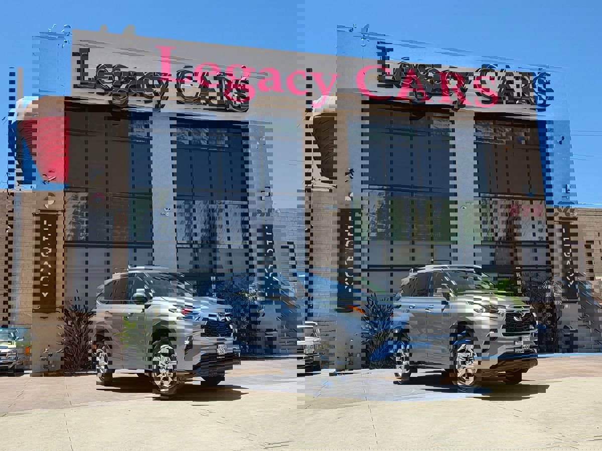 Used 2021 Toyota Highlander LE image 2