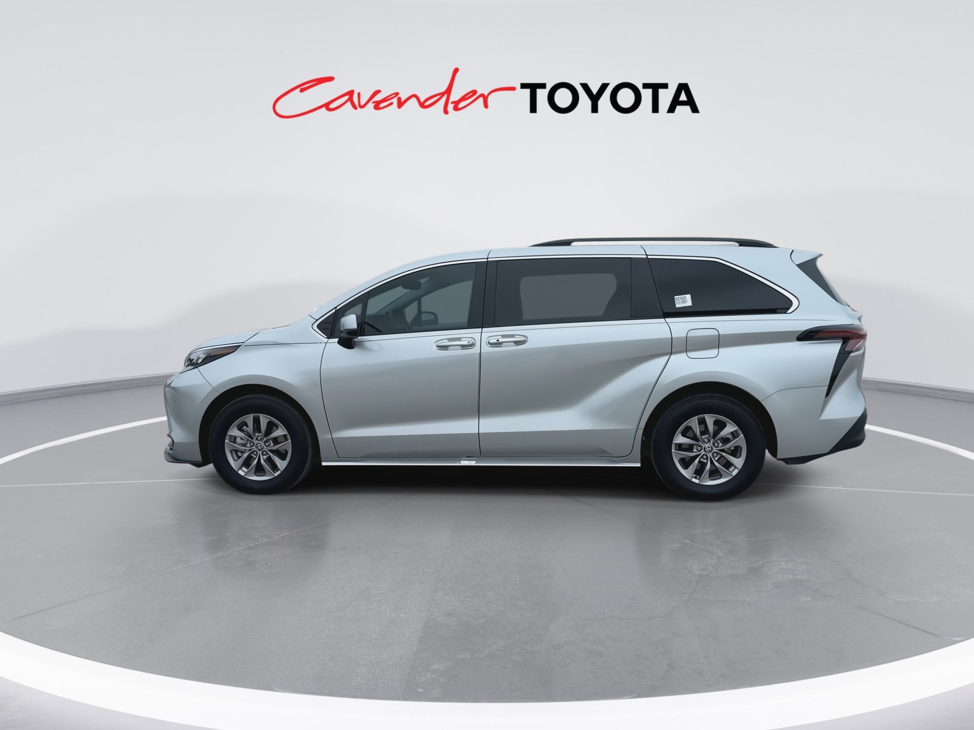 Certified 2025 Toyota Sienna XLE FWD image 5
