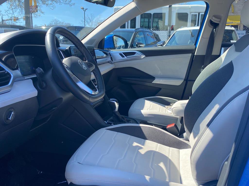 Used 2025 Volkswagen Taos SE image 12