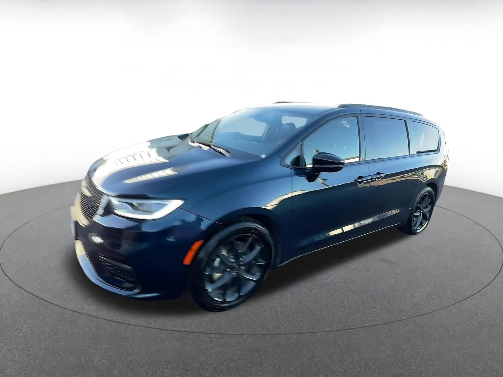 Used 2025 Chrysler Pacifica Limited image 8