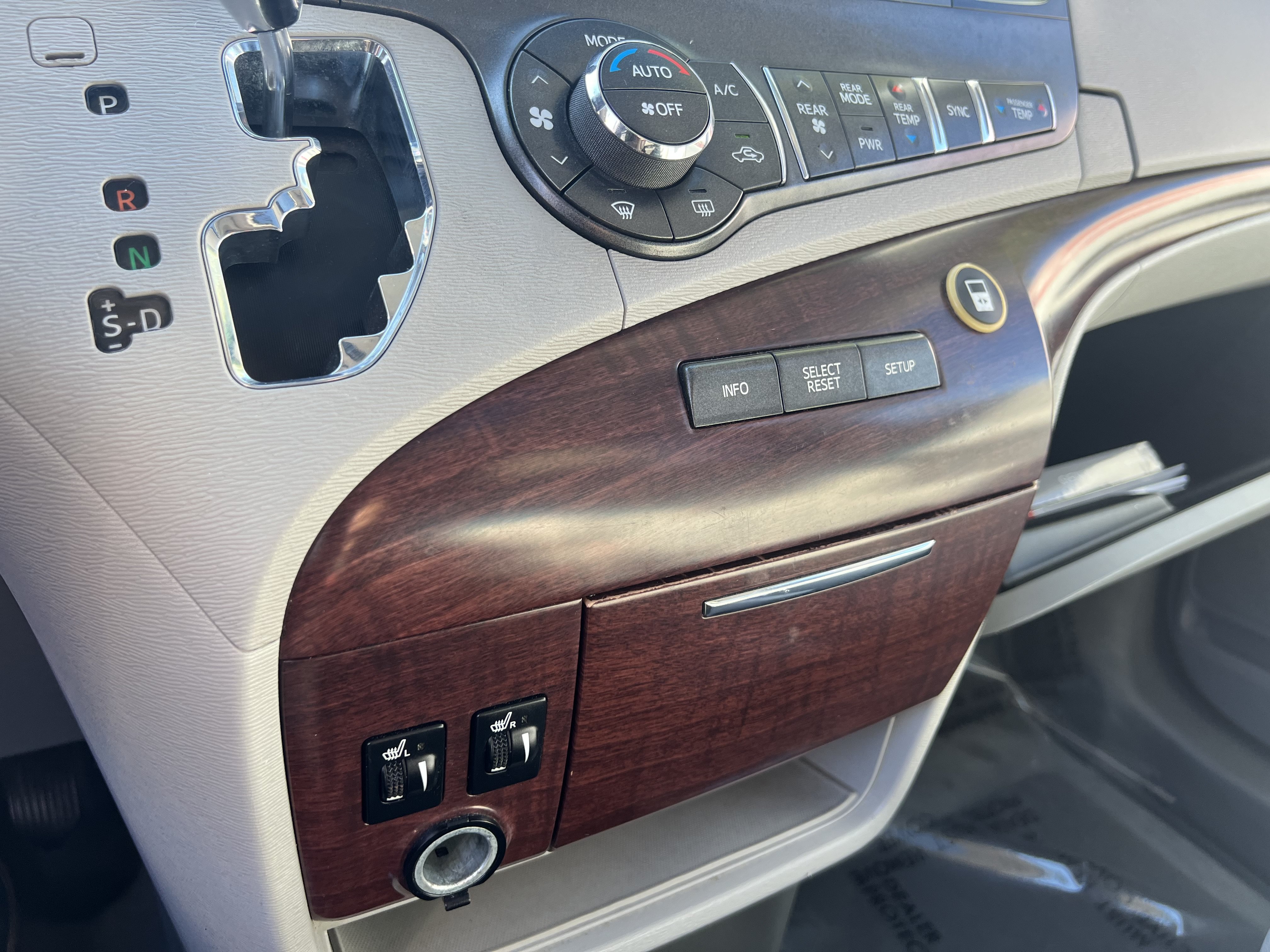 Used 2011 Toyota Sienna XLE FWD image 37