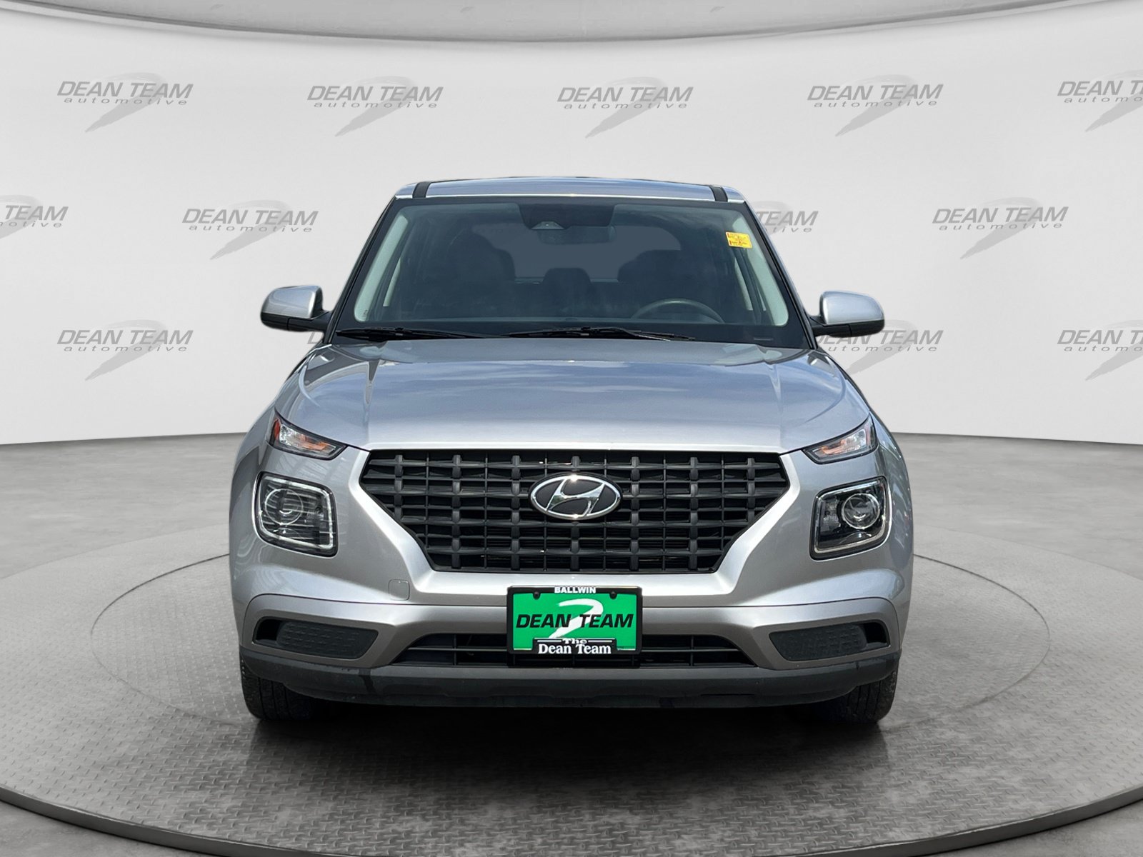 Used 2024 Hyundai Venue SE FWD image 2