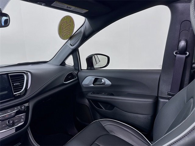 Used 2025 Chrysler Pacifica Premium image 24