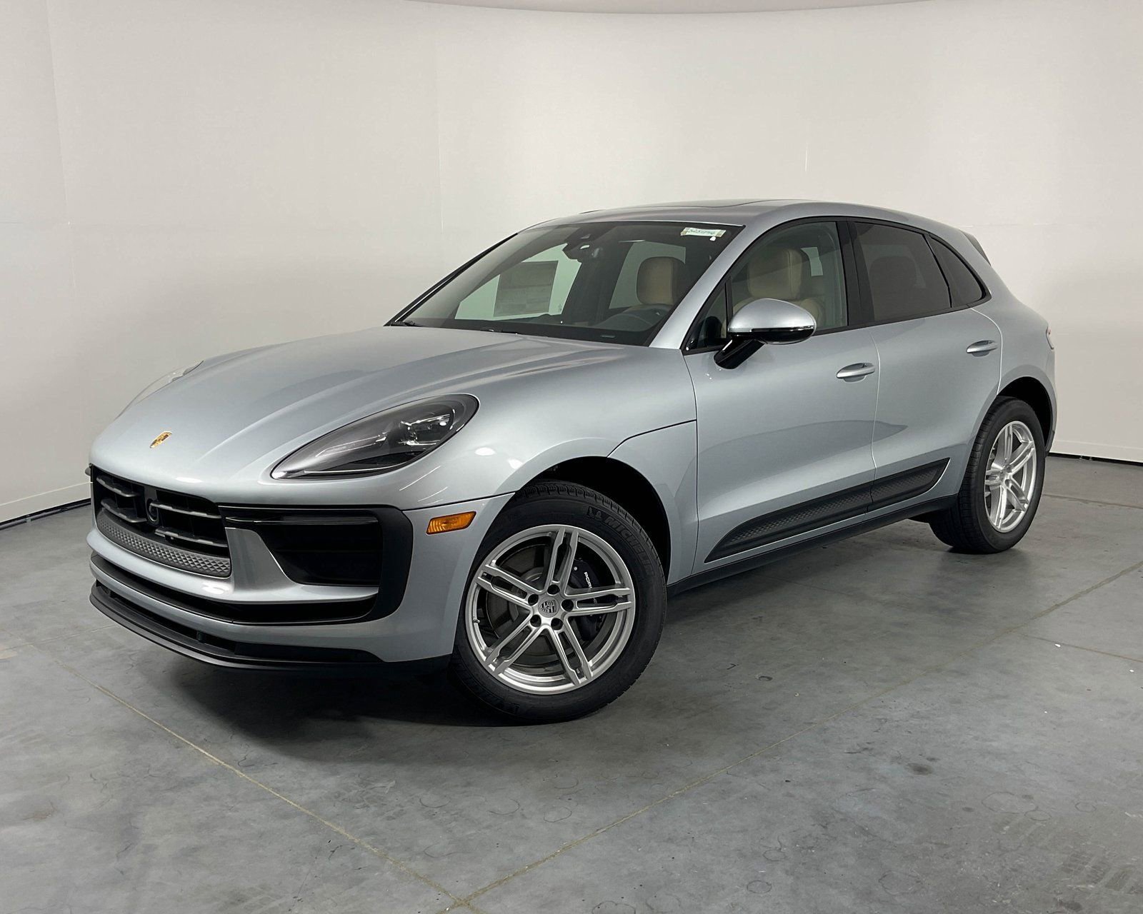 Certified 2025 Porsche Macan image 1