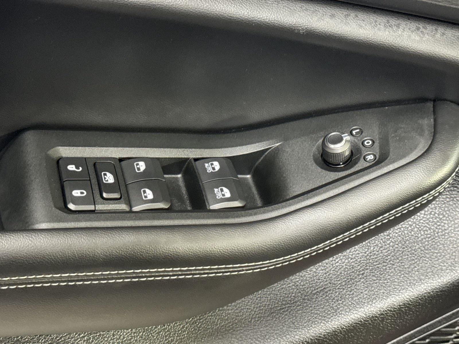 Used 2025 Jeep Grand Cherokee Laredo AWD/4WD image 27