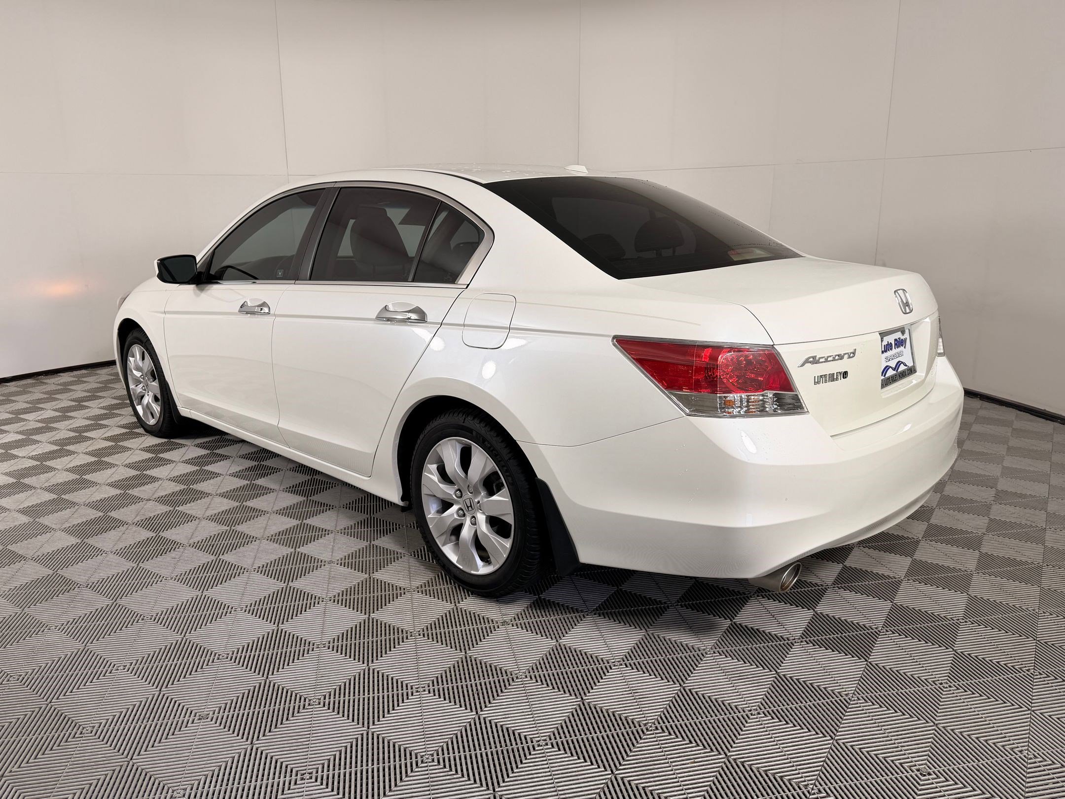 Used 2010 Honda Accord EX-L image 3